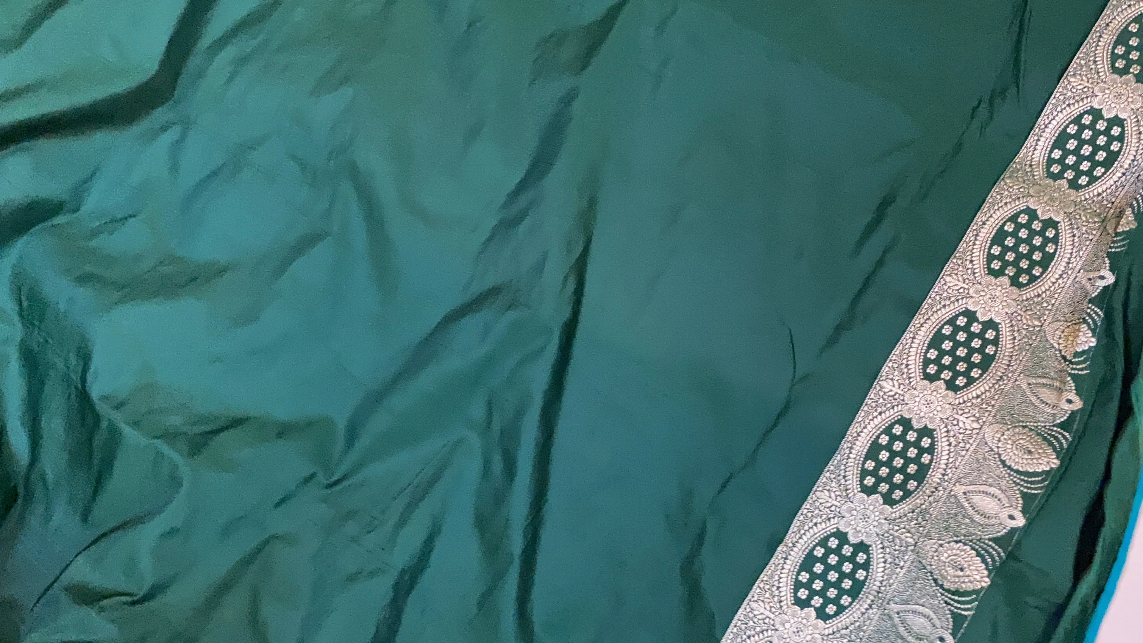 Exquisite Bottle Green Handloom Pure Silk Banarasi Saree