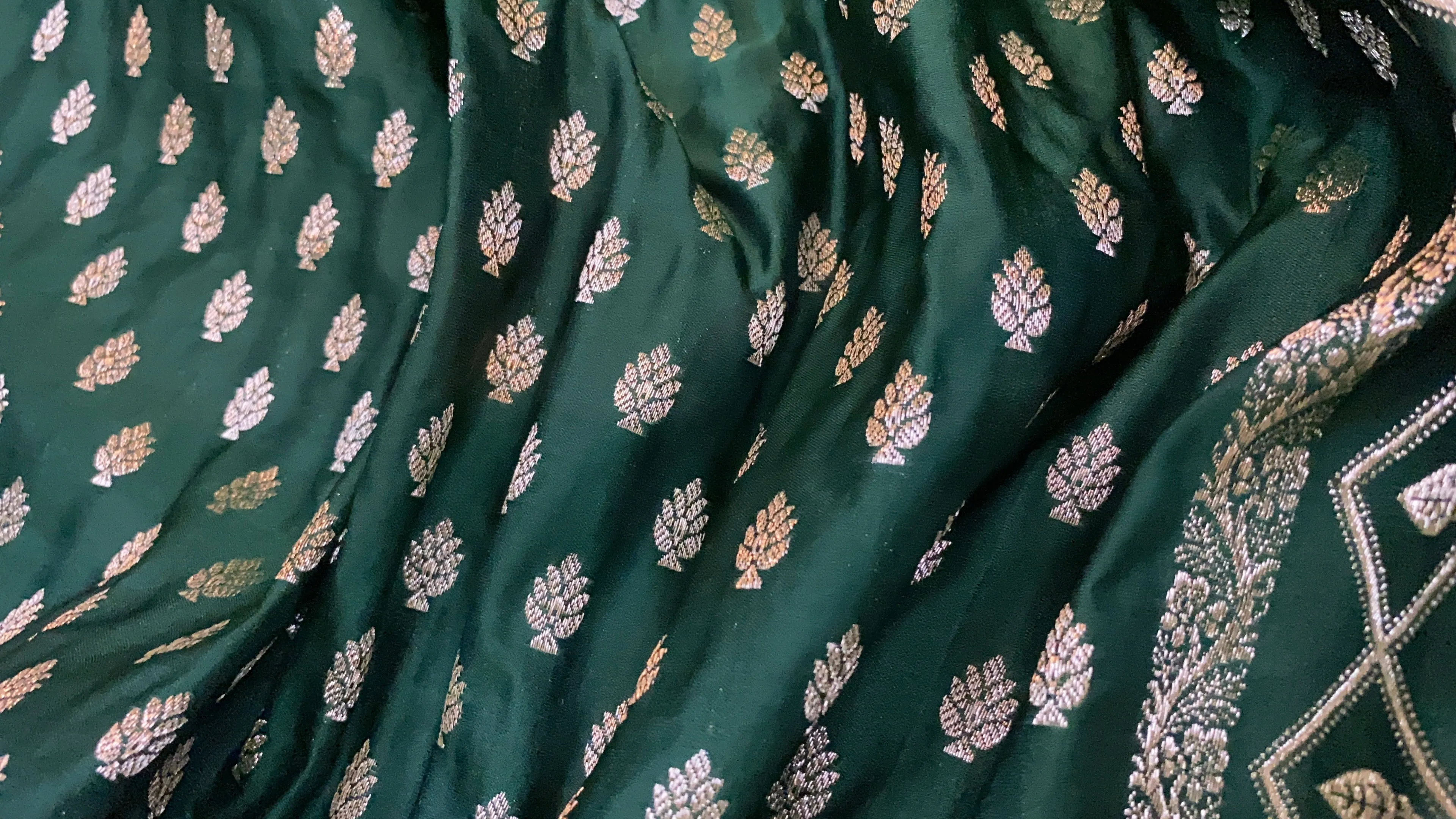Exquisite Bottle Green Handloom Pure Silk Banarasi Saree